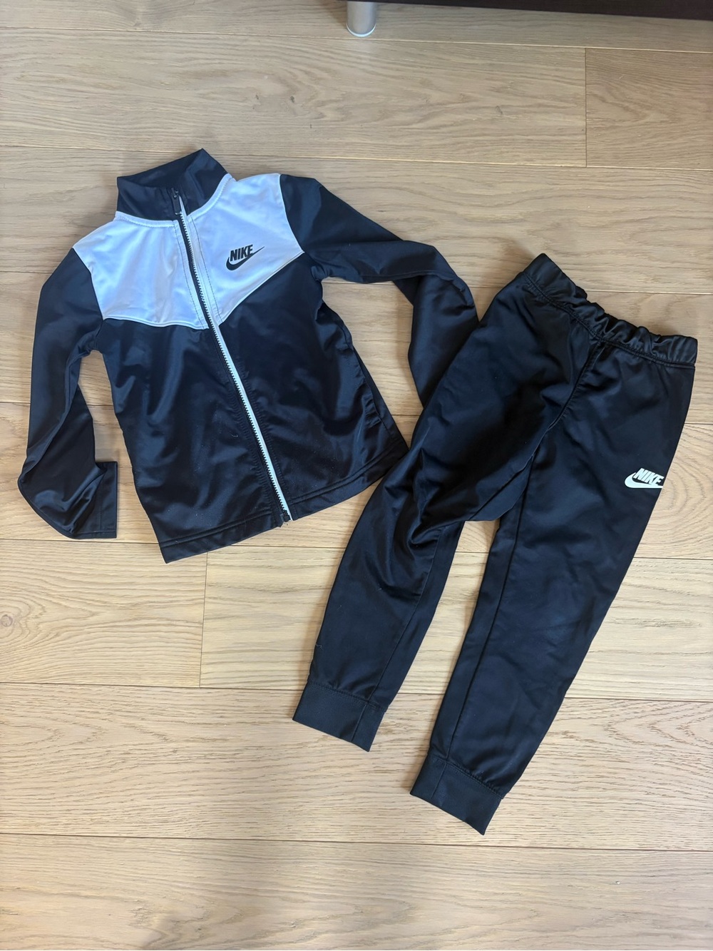 Nike athletic set - size 5-6 years